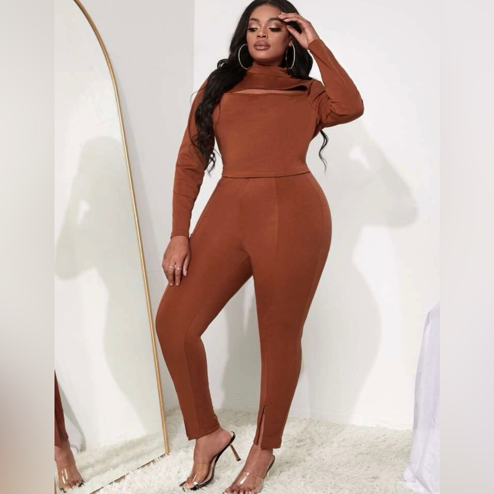 SHEIN Plus Cut Out Top & Leggings Set